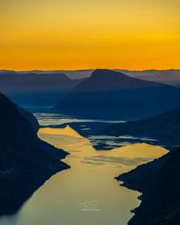 Molden og Lustrafjorden i solnedgang